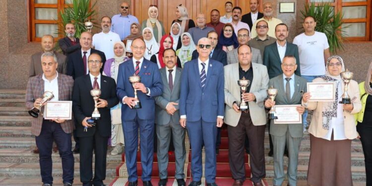 رئيس جامعة المنوفية يكرّم الجامعة الأهلية والكليات الفائزة بمسابقة أفضل معرض.. ويؤكد: الأنشطة الفنية تصنع شخصية الطالب وتدعم الإبداع والابتكار