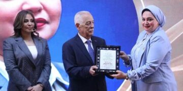 رئيس الديوان الملكي الهاشمى يكرم النائبة سولاف درويش خلال احتفالية “الاستقلال والاستثمار” في الأردن