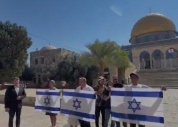 رفع علم الاحتلال أمام قبة الصخرة وإنشاد النشيد الإسرائيلي خلال اقتحام المسجد الأقصى