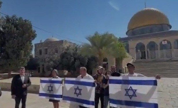 رفع علم الاحتلال أمام قبة الصخرة وإنشاد النشيد الإسرائيلي خلال اقتحام المسجد الأقصى
