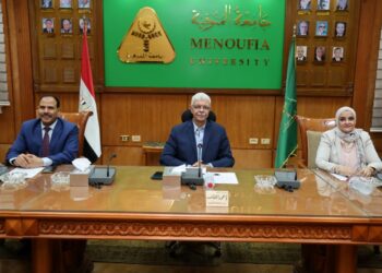 رئيس جامعة المنوفية يتابع مشروعات التحول الرقمي ويؤكد: تطوير الخدمات الإلكترونية أولوية استراتيجية لبناء جامعة ذكية