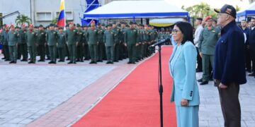 الرئيسة المؤقتة لفنزويلا ” ديلسي رودريغيز” تقود ترقيات عسكرية في عيد ميلاد بوليفار