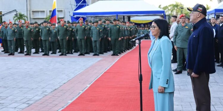 الرئيسة المؤقتة لفنزويلا ” ديلسي رودريغيز” تقود ترقيات عسكرية في عيد ميلاد بوليفار