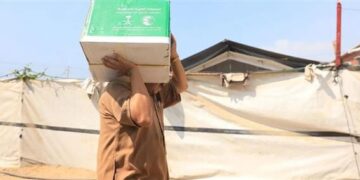 مركز الملك سلمان للإغاثة يوزّع (550) سلة غذائية لدعم الأمن الغذائي في قطاع غزة