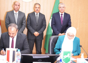 وزير العمل ومحافظ الشرقية ورئيس جامعة الزقازيق يشهدون توقيع بروتوكول تعاون ويسلمون (٥٠) عقد عمل لذوي الهمم من أبناء المحافظة