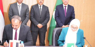 وزير العمل ومحافظ الشرقية ورئيس جامعة الزقازيق يشهدون توقيع بروتوكول تعاون ويسلمون (٥٠) عقد عمل لذوي الهمم من أبناء المحافظة