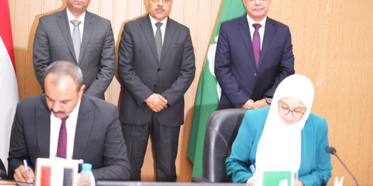 وزير العمل ومحافظ الشرقية ورئيس جامعة الزقازيق يشهدون توقيع بروتوكول تعاون ويسلمون (٥٠) عقد عمل لذوي الهمم من أبناء المحافظة