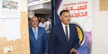 محافظ القليوبية يتفقد انتظام العمل بالفترة المسائية للعيادات الخارجية بمستشفى بنها التعليمي عقب بدء تشغيلها