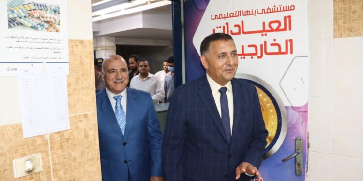 محافظ القليوبية يتفقد انتظام العمل بالفترة المسائية للعيادات الخارجية بمستشفى بنها التعليمي عقب بدء تشغيلها