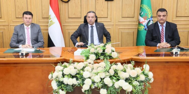 خلال اجتماعه الدوري محافظ المنوفية يناقش آليات تنفيذ مشروعات الخطة الاستثمارية الجديدة بالقطاعات المستهدفة بنطاق المراكز والمدن لدفع وتيرة العمل وتذليل المعوقات للارتقاء بمستوى الخدمات