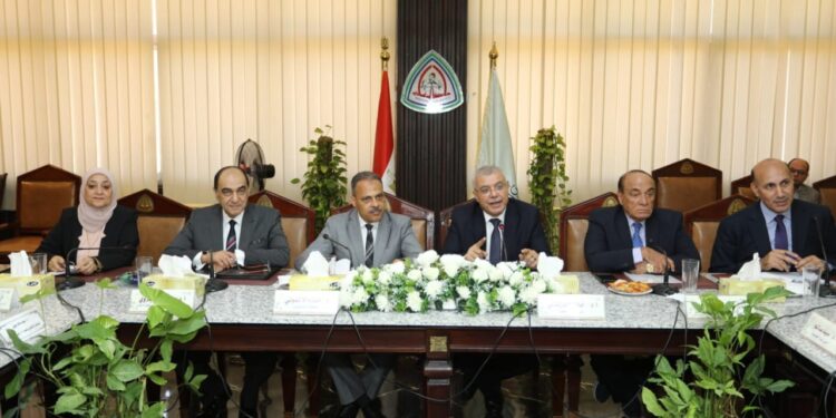 محافظ الشرقية يُشارك اجتماع مجلس جامعة الزقازيق ويؤكد: تكامل المؤسسات هو الطريق لبناء الإنسان ودعم التنمية الشاملة