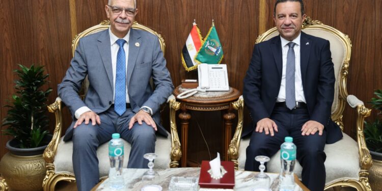 رئيس جامعة المنوفية يبحث مع محافظ المنوفية تعزيز التعاون في الاستشارات والتحول الرقمي لدعم التنمية وخدمة المواطنين