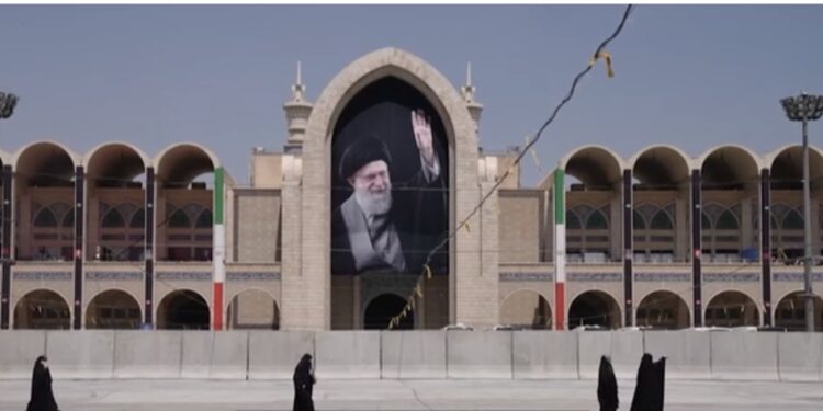 إيران تُشيّع علي خامنئي في جنازة تاريخية.. 20 مليون مشارك متوقع ووعود بالانتقام