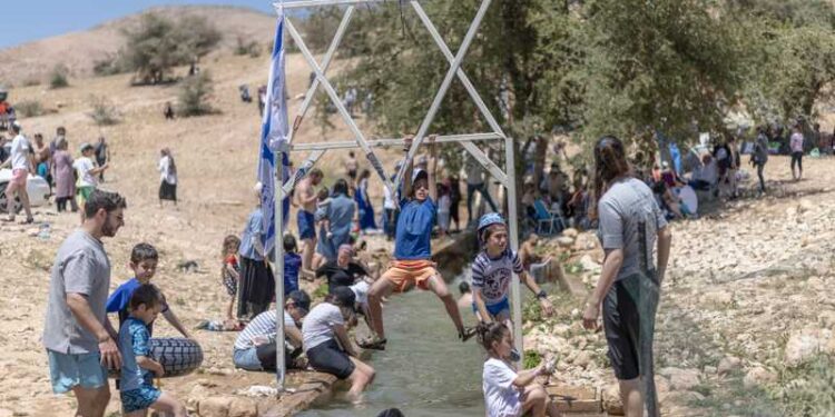 المستوطنون الإسرائيليون يستولون على عيون المياه الفلسطينية