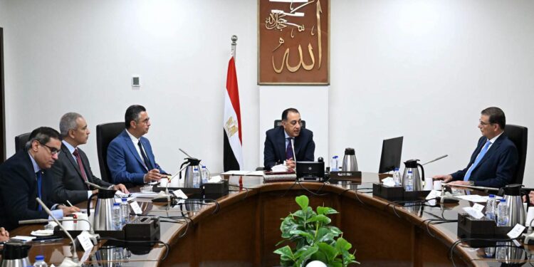 مدبولي يتابع توافر السلع الأساسية ويؤكد تعزيز المخزون الاستراتيجي وضبط الأسواق