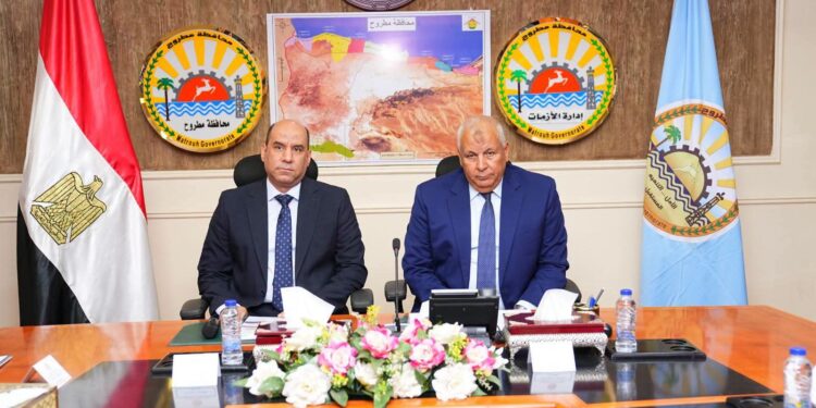 وزير العمل ومحافظ مطروح يسلّمان عقود عمل لذوي الهمم تنفيذًا لتوجيهات الرئيس السيسي
