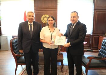 وزير التعليم العالي والقائم بعمل وزير الثقافة يكرم الطالبة هيا عمرو لمشاركتها في إسعاف مصابي مول «أرابيلا بلازا»