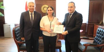 وزير التعليم العالي والقائم بعمل وزير الثقافة يكرم الطالبة هيا عمرو لمشاركتها في إسعاف مصابي مول «أرابيلا بلازا»