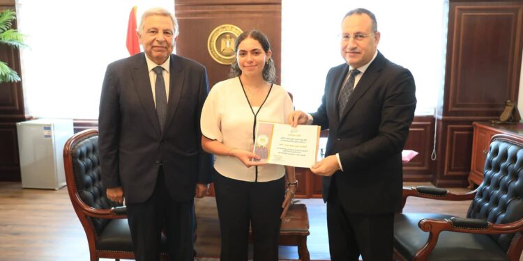 وزير التعليم العالي والقائم بعمل وزير الثقافة يكرم الطالبة هيا عمرو لمشاركتها في إسعاف مصابي مول «أرابيلا بلازا»
