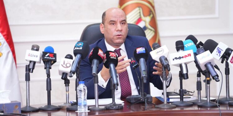 بتوجيهات السيسي.. وزير العمل يطلق قواعد جديدة لتنظيم القطاع الخاص: حماية للأجور وحقوق العمال ودعم الاستثمار والاستقرار