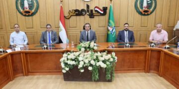 في إجتماع موسع بمسؤولي الصحة محافظ المنوفية يتابع منظومة العمل بالقطاع الصحي ويناقش آليات تطوير الخدمات ويؤكد لا تهاون في صحة المواطن