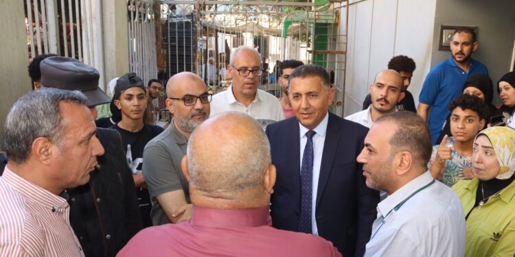 محافظ القليوبية يتفقد سوق شارع الجسر الغربي بمدينة الخصوص ويبحث إنشاء سوق حضاري لاستيعاب الباعة الجائلين