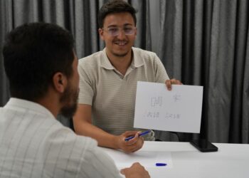 شينخوا: من لوحات الدوائر الإلكترونية إلى السبورة البيضاء.. مهندسون ليبيون يبنون جسورا بين الصين وليبيا عبر اللغة الصينية