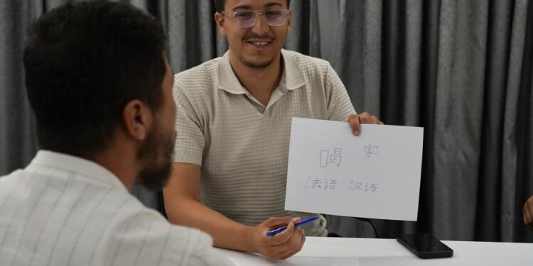 شينخوا: من لوحات الدوائر الإلكترونية إلى السبورة البيضاء.. مهندسون ليبيون يبنون جسورا بين الصين وليبيا عبر اللغة الصينية