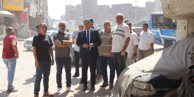 محافظ القليوبية يوجه بحملة مكبرة لرفع الإشغالات وتحسين مستوى النظافة بشارع 15 مايو بشبرا الخيمة