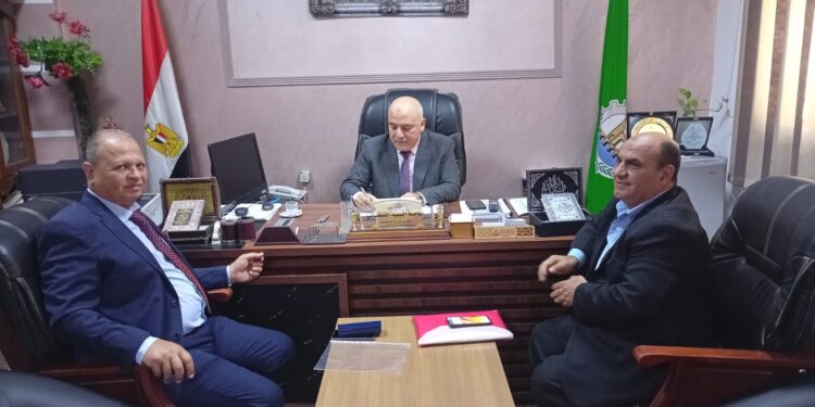 وكيل وزارة الصحة بالقليوبية يبحث مع رئيس مجلس إدارة المعهد الفني النموذجي للتمريض بالعبور سبل التعاون في تدريب الطلاب بالمستشفى المركزي الجديد