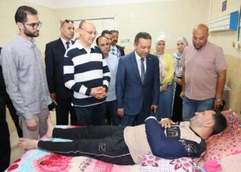 في لفتة طيبة وتقديراً لتفانيه في العملبالصور : محافظ المنوفية يزور نائب رئيس حي شرق بمستشفى الجامعة بشبين الكوم للاطمئنان على حالته الصحية إثر تعرضه للتعدي أثناء تأدية عمله
