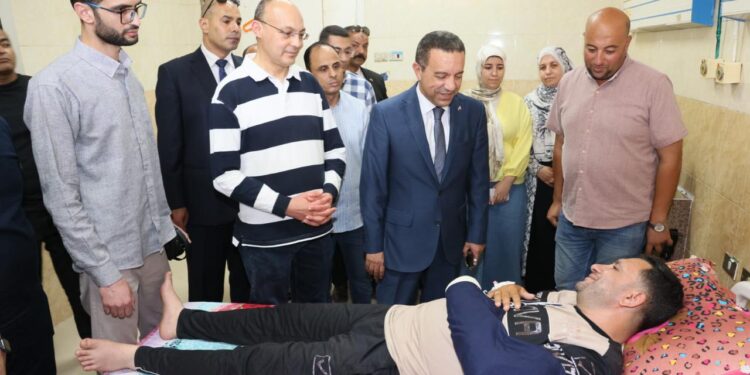 في لفتة طيبة وتقديراً لتفانيه في العملبالصور : محافظ المنوفية يزور نائب رئيس حي شرق بمستشفى الجامعة بشبين الكوم للاطمئنان على حالته الصحية إثر تعرضه للتعدي أثناء تأدية عمله