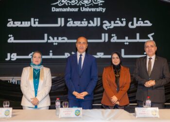 من مكتبة الإسكندرية… رئيس جامعة دمنهور يكرم أوائل خريجي كلية الصيدلة