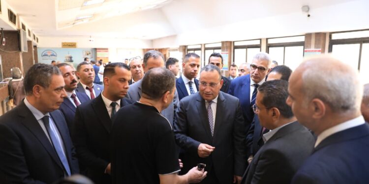 وزير التعليم العالي والبحث العلمي والقائم بعمل وزير الثقافة يتفقد مكتب التنسيق الرئيسي بجامعة القاهرة