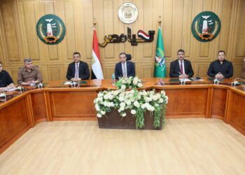 محافظ المنوفية يترأس اجتماعا موسعاً بمسؤولي التموين ويوجه بـالمرور اليومي على الأسواق والمخابز وتعزيز الرقابة التموينية والتعامل الفوري مع شكاوى المواطنين