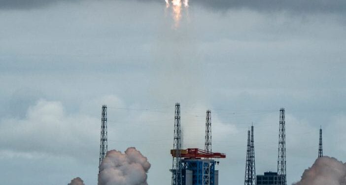 شينخوا: الصين ترسل إلى الفضاء مجموعة جديدة من الأقمار الصناعية للإنترنت