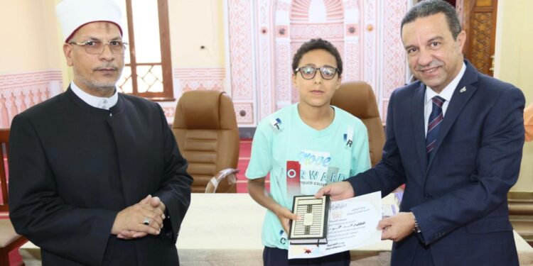 محافظ المنوفية يشهد إحتفالية مديرية الأوقاف لتكريم حفظة القران الكريم والموهوبين ضمن ” البرنامج الصيفي التثقيفي ” بمسجد الأنصاري شبين الكوم