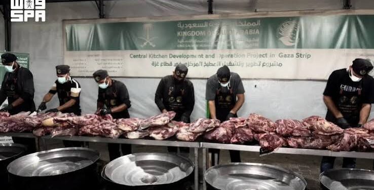 مركز الملك سلمان للإغاثة يمد الأسر الأكثر احتياجًا وسط وجنوب قطاع غزة بـ(25,000) ألف وجبة غذائية