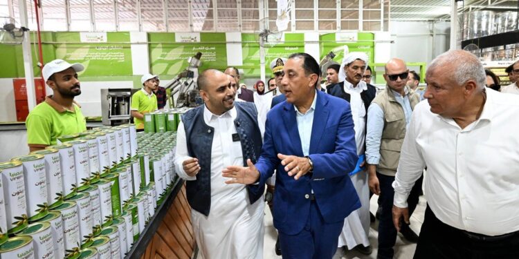 رئيس الوزراء يفتتح كورنيش 30 يونيو المطور بمطروح.. ويتفقد معرض «كنوز مصر»