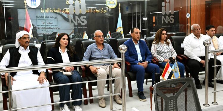 رئيس الوزراء يزور مركز سيطرة الشبكة الوطنية للطوارئ بديوان عام مطروح