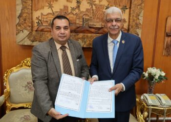 رئيس جامعة المنوفية يتسلم عقد إشهار النادي الرياضي للجامعة.. خطوة جديدة نحو إنشاء صرح رياضي متكامل