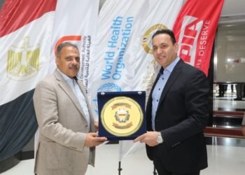 وزير العمل ومحافظ الشرقية يتابعان منظومة الإنتاج بمصنع «يوتوبيا للصناعات الدوائية» بالعاشر من رمضان