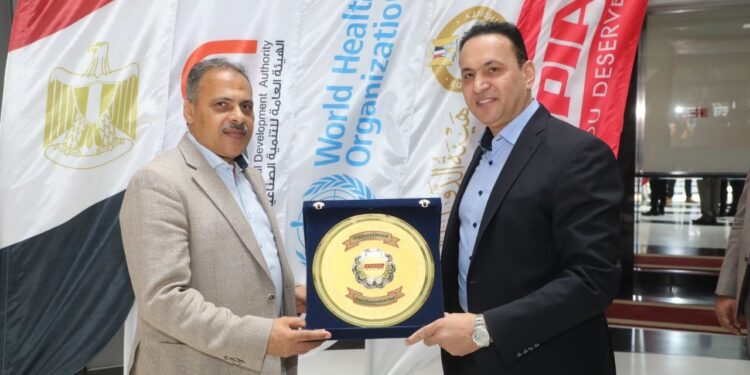 وزير العمل ومحافظ الشرقية يتابعان منظومة الإنتاج بمصنع «يوتوبيا للصناعات الدوائية» بالعاشر من رمضان