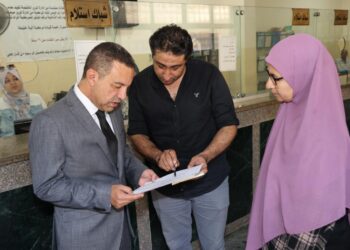 في جولة صباحية محافظ المنوفية يفاجئ رئاسة حي غرب شبين الكوم لمتابعة انتظام سير العمل ومستوى جودة الخدمات ويحيل 17 من العاملين للتحقيق لتغيبهم وتركهم العمل بدون أذن رسمي