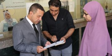 في جولة صباحية محافظ المنوفية يفاجئ رئاسة حي غرب شبين الكوم لمتابعة انتظام سير العمل ومستوى جودة الخدمات ويحيل 17 من العاملين للتحقيق لتغيبهم وتركهم العمل بدون أذن رسمي
