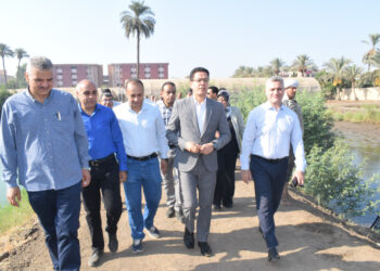 رئيس جامعة بنها يتفقد مزارع كلية الزراعة بمشتهر ويشهد موسم حصاد السمك البلطى