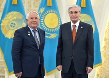 الرئيس الكازاخستاني يكرم مجموعة من الشخصيات العامة