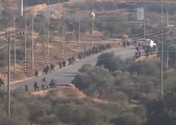 قوة كبيرة من جيش الاحتلال تقتحم قصرة وتجبر أصحاب المحال على الإغلاق