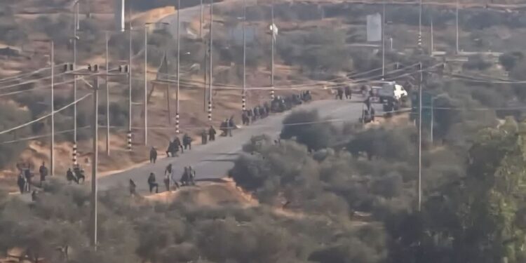 قوة كبيرة من جيش الاحتلال تقتحم قصرة وتجبر أصحاب المحال على الإغلاق
