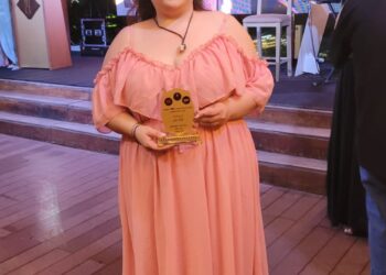 تكريم الأخصائية الدولية في التزيين فداء منذر خلال حفل Miss Aurora 2026